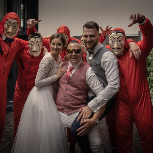 Goście bawiący się na weselu prowadzonym przez DJ Bora